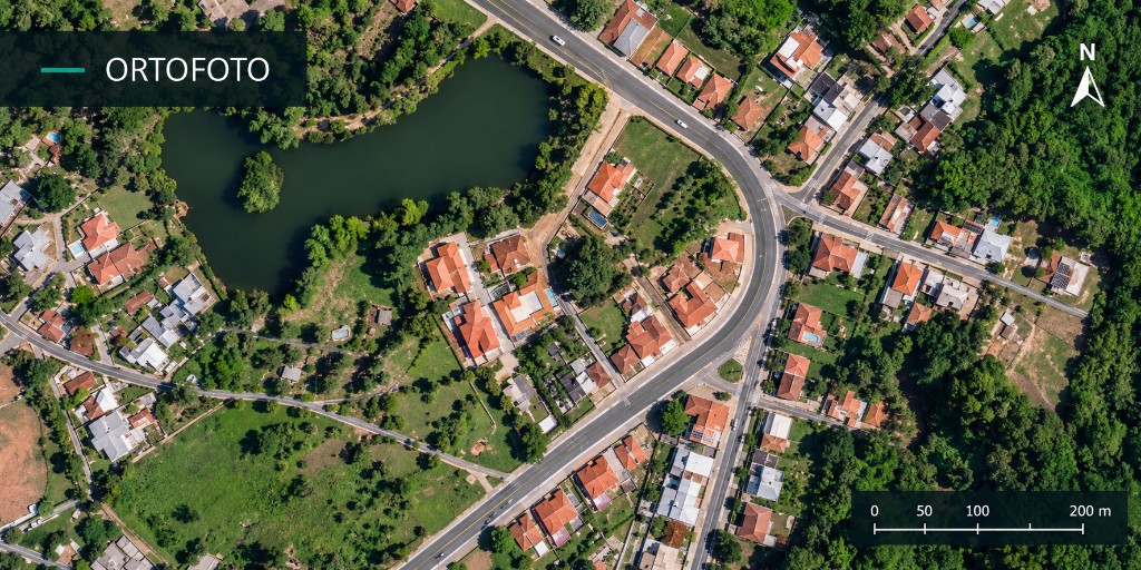 Ortofoto aérea de área com edificações, acessos e elementos do terreno