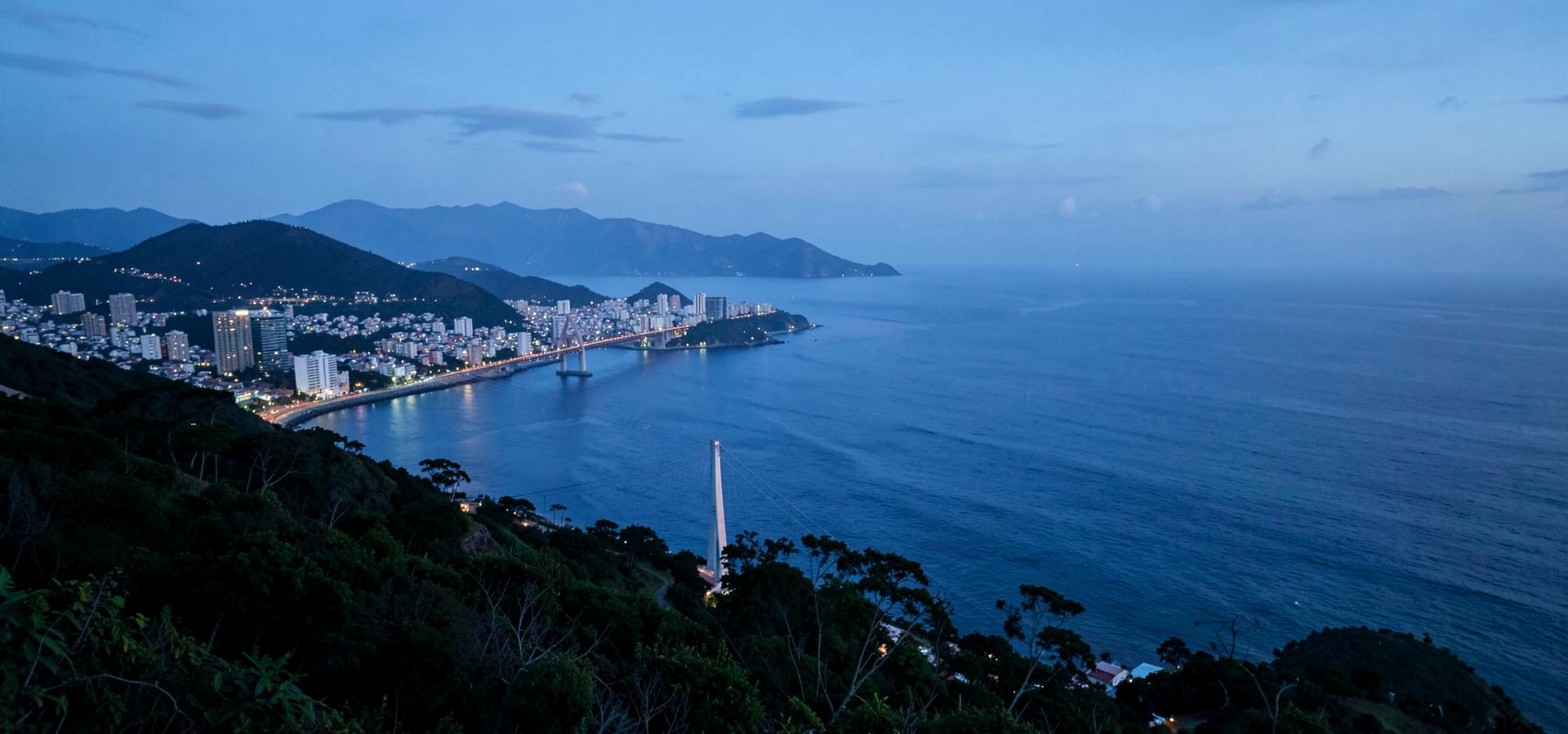 Vista panorâmica do litoral de Florianópolis ao entardecer